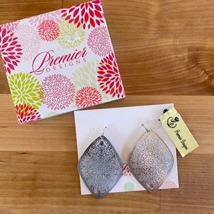 NWT Silver premier designs earrings